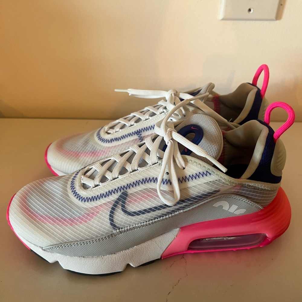 NIKE
WOMEN'S AIR MAX 2090